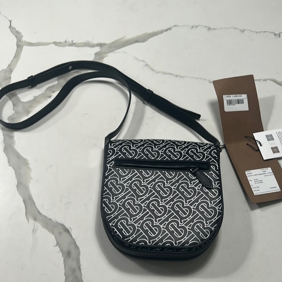 Burberry - Picture 1 of 12